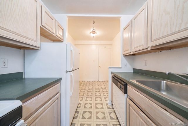 84-01 Main Street 618, Briarwood, NY 11435