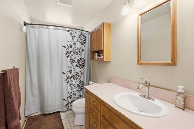 6806 N Fox Point Dr, Spokane, WA 99208