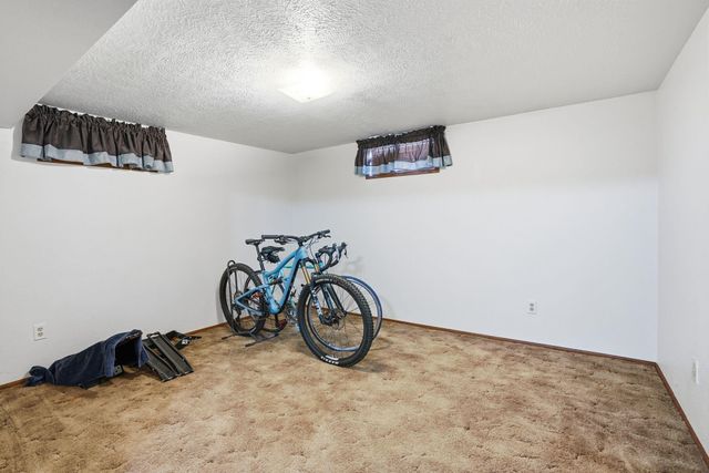 6806 N Fox Point Dr, Spokane, WA 99208