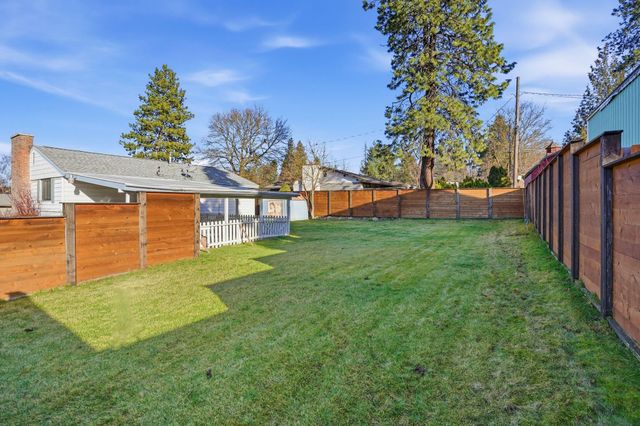 6806 N Fox Point Dr, Spokane, WA 99208