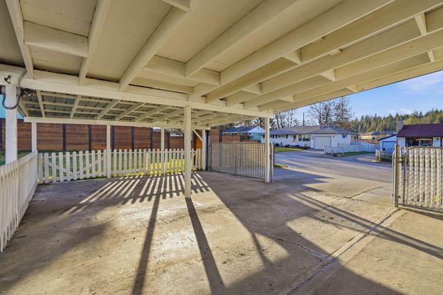 6806 N Fox Point Dr, Spokane, WA 99208