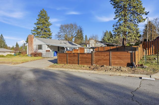 6806 N Fox Point Dr, Spokane, WA 99208