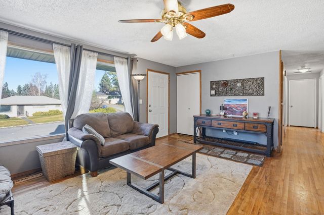 6806 N Fox Point Dr, Spokane, WA 99208