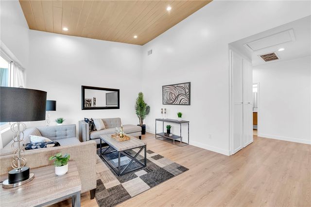 5160 Oakland, Los Angeles, CA 90032