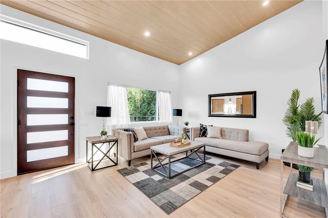 5160 Oakland, Los Angeles, CA 90032