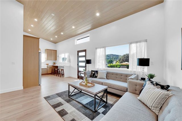 5160 Oakland, Los Angeles, CA 90032