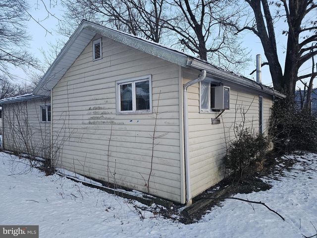 1054 WATER GAP LN, Dauphin, PA 17018