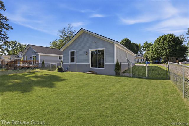 1104 LaSalle Avenue, Waterford Charter Township, MI 48328