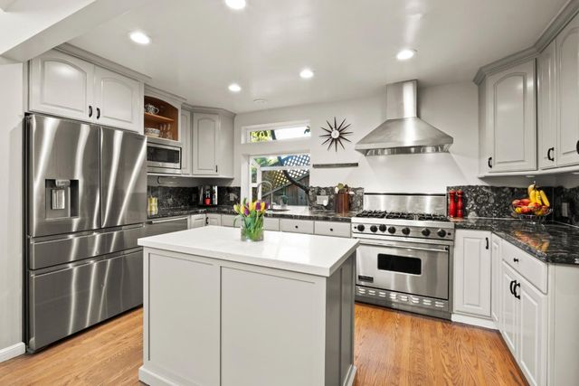 610 Lakeview Way, Redwood City, CA 94062