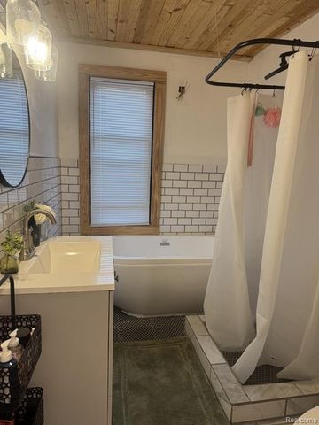 516 Poplar Street, Wyandotte, MI 48192