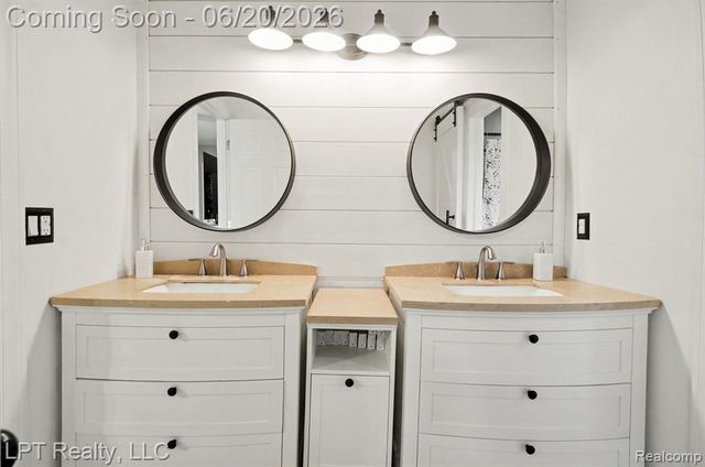 829 Langdon Court, Rochester Hills, MI 48307