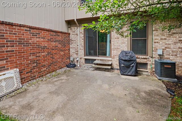 829 Langdon Court, Rochester Hills, MI 48307