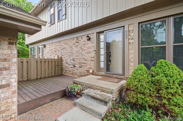 829 Langdon Court, Rochester Hills, MI 48307