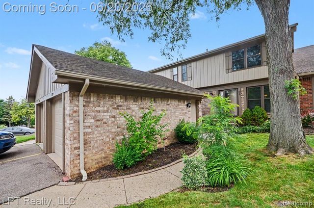 829 Langdon Court, Rochester Hills, MI 48307