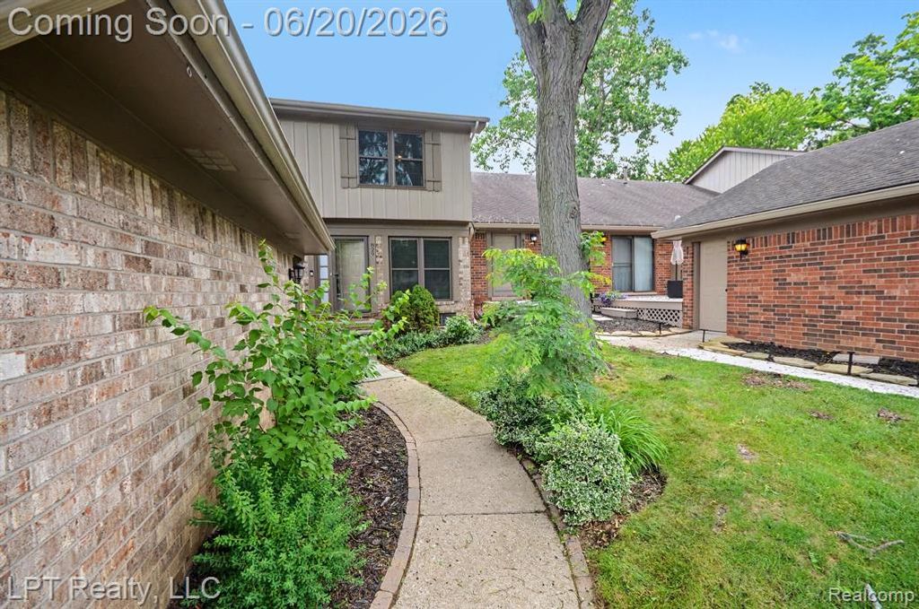 829 Langdon Court, Rochester Hills, MI 48307