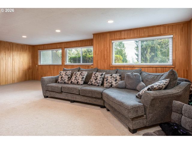 2540 W 22ND Ave, Eugene, OR 97405