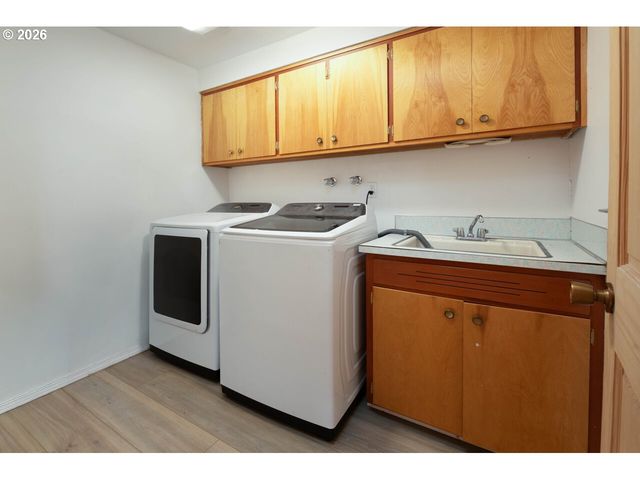 2540 W 22ND Ave, Eugene, OR 97405