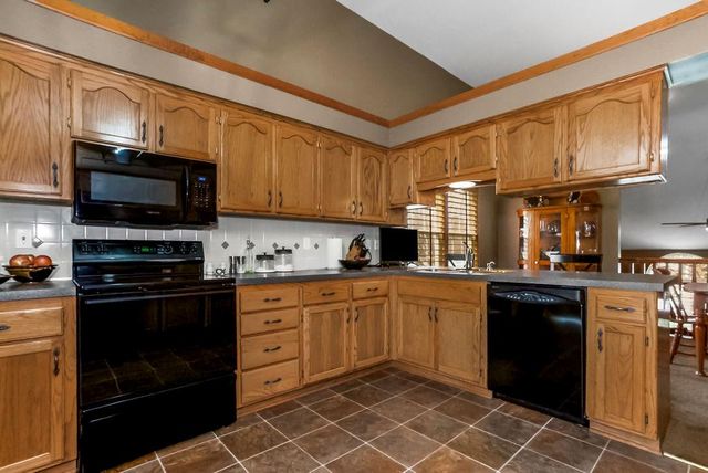 305 NE Fiddlewood Avenue, Lee's Summit, MO 64086