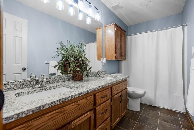 305 NE Fiddlewood Avenue, Lee's Summit, MO 64086