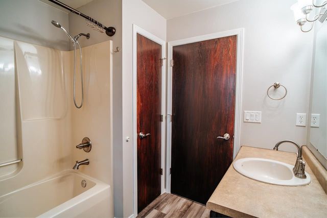 2220 GLENDALE AVENUE, Green Bay, WI 54303