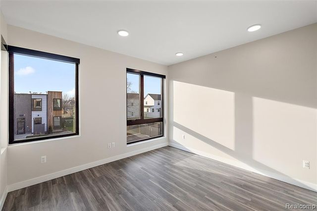 7631 E Lafayette 16, Detroit, MI 48214