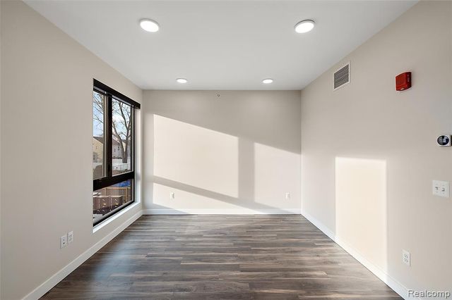 7631 E Lafayette 16, Detroit, MI 48214