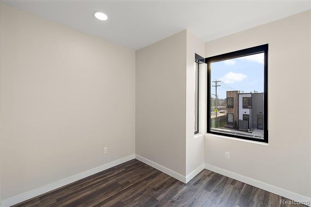 7631 E Lafayette 16, Detroit, MI 48214