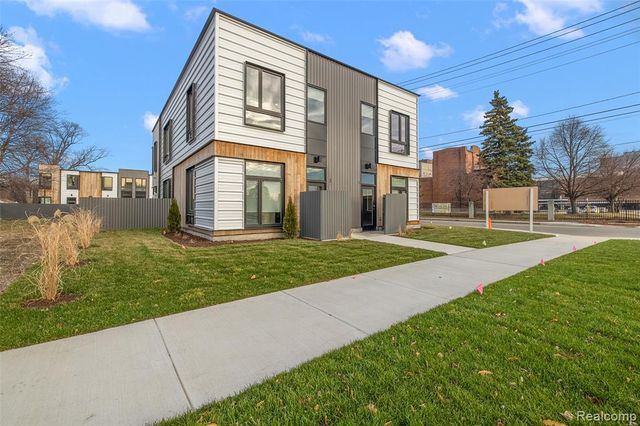 7631 E Lafayette 16, Detroit, MI 48214