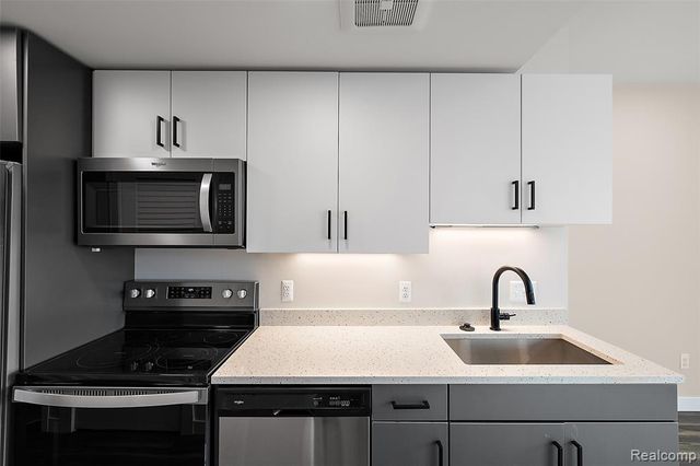 7631 E Lafayette 16, Detroit, MI 48214