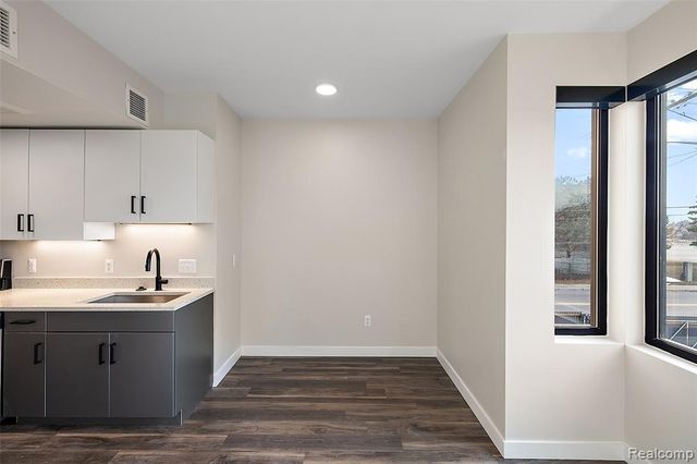 7631 E Lafayette 16, Detroit, MI 48214