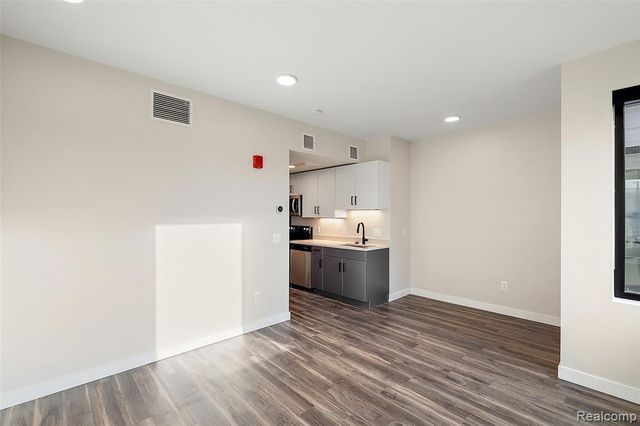 7631 E Lafayette 16, Detroit, MI 48214