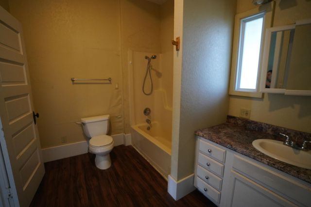 1502 E 11th Ave, Winfield, KS 67156