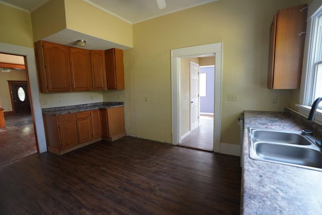 1502 E 11th Ave, Winfield, KS 67156