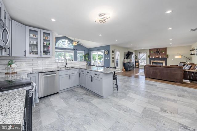 700 SHERWOOD DR, Williamstown, NJ 08094