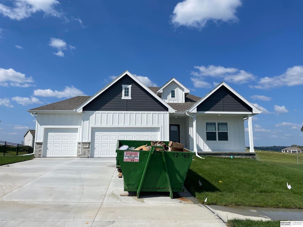 10428 Cody Street, Papillion, NE 68046
