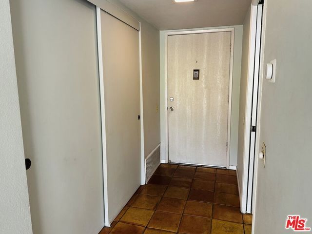 325 E Via Escuela 322, Palm Springs, CA 92262