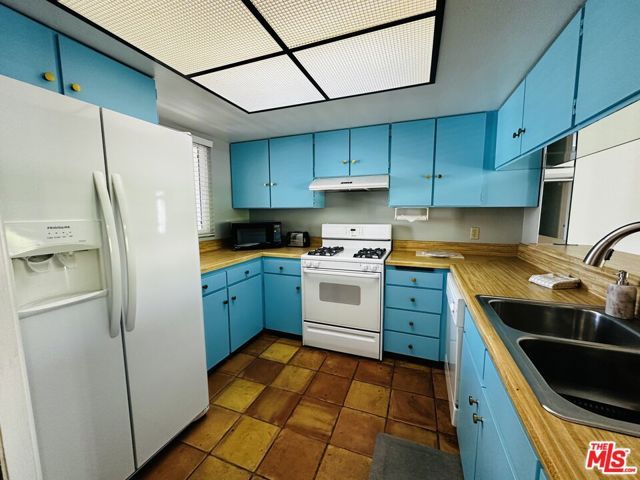 325 E Via Escuela 322, Palm Springs, CA 92262
