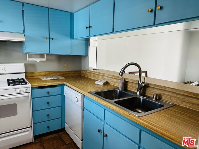 325 E Via Escuela 322, Palm Springs, CA 92262