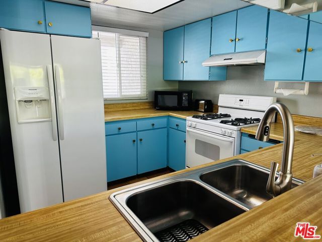 325 E Via Escuela 322, Palm Springs, CA 92262