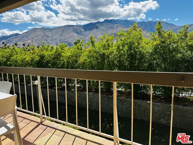 325 E Via Escuela 322, Palm Springs, CA 92262