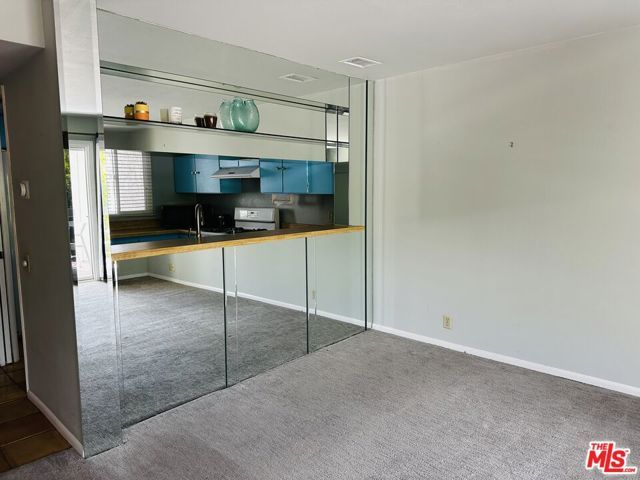 325 E Via Escuela 322, Palm Springs, CA 92262