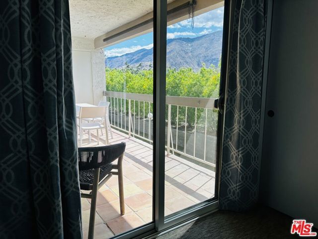 325 E Via Escuela 322, Palm Springs, CA 92262