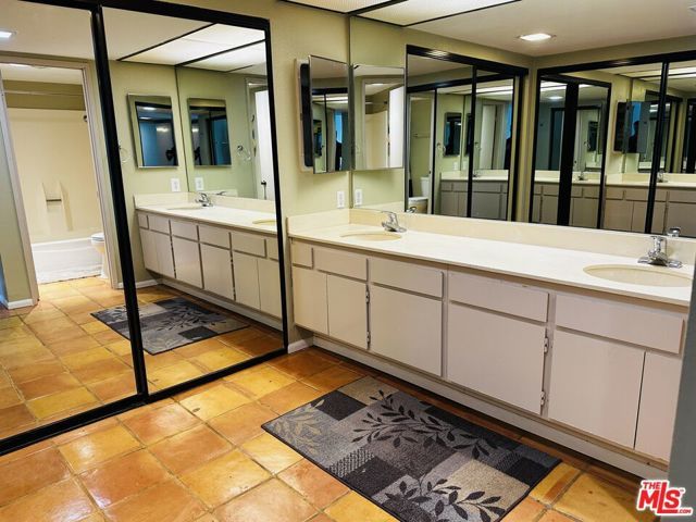 325 E Via Escuela 322, Palm Springs, CA 92262