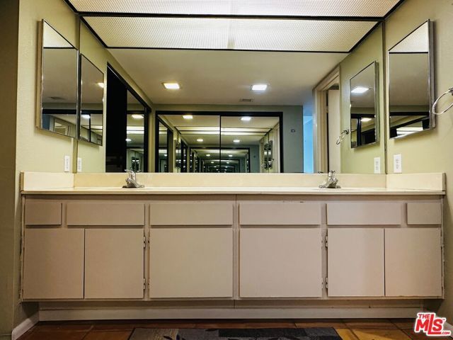 325 E Via Escuela 322, Palm Springs, CA 92262