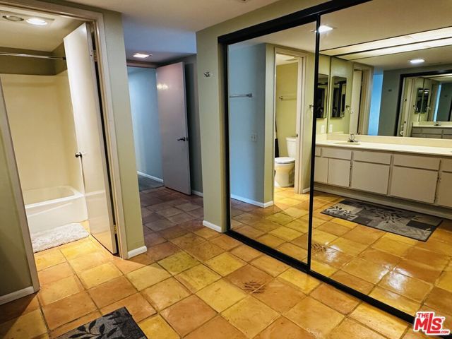 325 E Via Escuela 322, Palm Springs, CA 92262