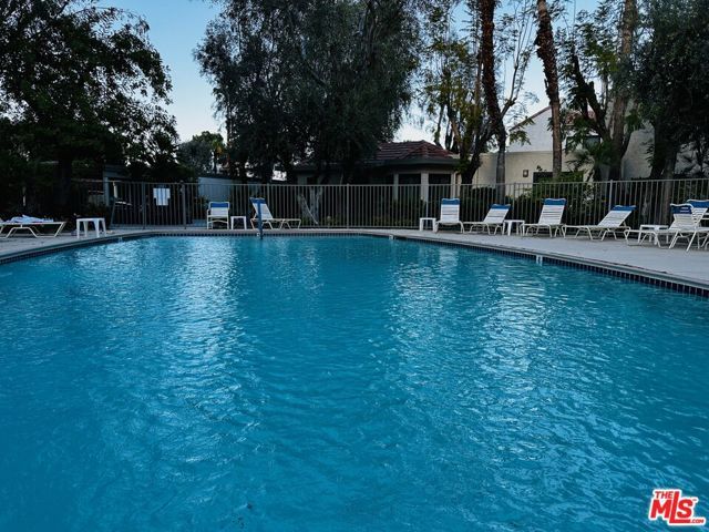 325 E Via Escuela 322, Palm Springs, CA 92262