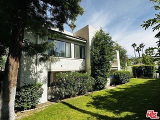 325 E Via Escuela 322, Palm Springs, CA 92262