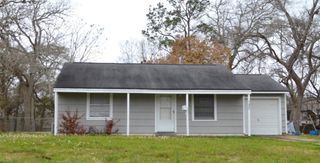 127 Holly Street, Lake Jackson, TX 77566