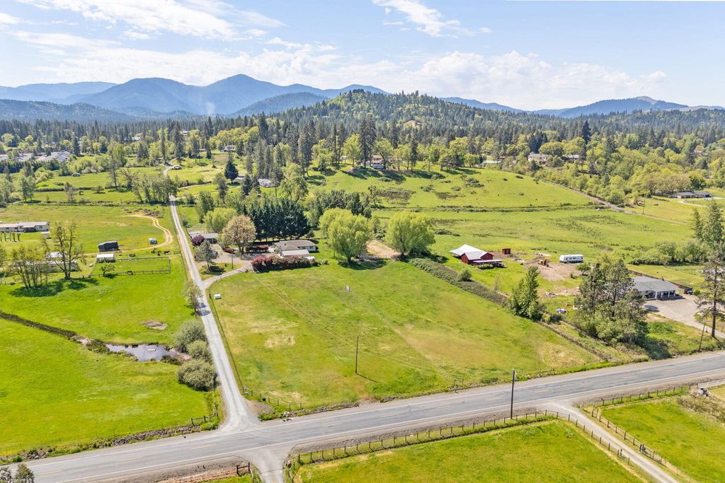 3313 Redwood Avenue, Grants Pass, OR 97527
