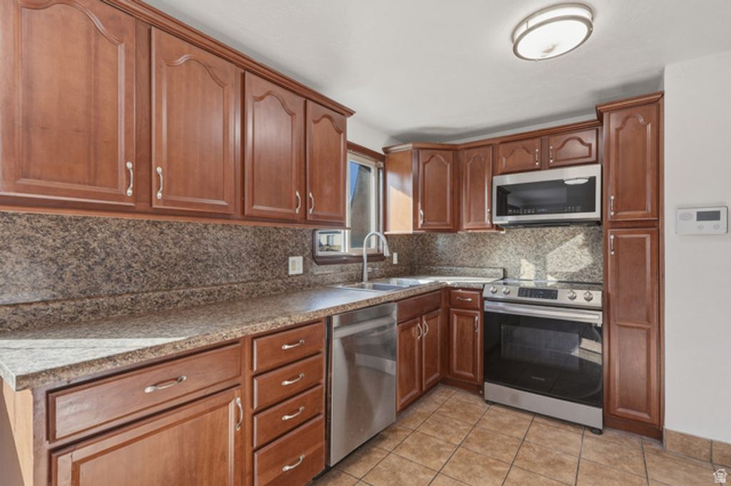 6618 S DIXIE DR, West Jordan, UT 84084